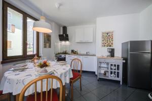 A kitchen or kitchenette at The Rock View - Happy Rentals