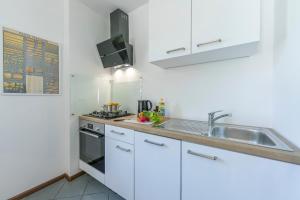 A kitchen or kitchenette at The Rock View - Happy Rentals
