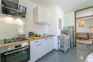 A kitchen or kitchenette at The Rock View - Happy Rentals