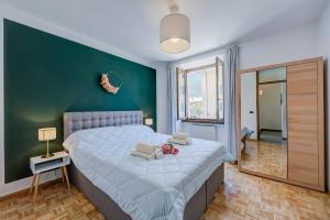 A bed or beds in a room at The Rock View - Happy Rentals