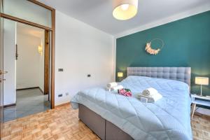 A bed or beds in a room at The Rock View - Happy Rentals