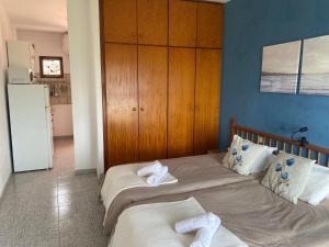 um quarto com 2 camas e toalhas em Apartamentos Playa em Hermigua