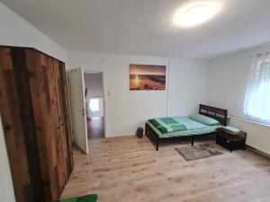 RimbachにあるHusic Immobilien und Handwerkerserviceのベッド付きの部屋とドア付きの部屋
