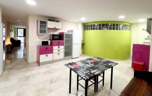 sala de estar con mesa y pared verde en Confortable flat in the city center, en Ceuta