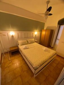 ein Schlafzimmer mit einem Bett in einem Zimmer mit einem Ventilator in der Unterkunft Loft Marinella l'aereoporto di Lamezia sul mare Kitesurf in SantʼEufemia Lamezia