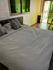 een groot wit bed met kussens erop bij Villa SKYVIEW in Beni Mellal
