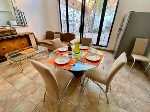 comedor con mesa, sillas y piano en Casa las Trojes en Aguascalientes