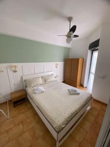 ein Schlafzimmer mit einem Bett in einem Zimmer in der Unterkunft Loft Marinella l'aereoporto di Lamezia sul mare Kitesurf in SantʼEufemia Lamezia