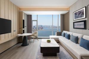 Svetainės erdvė apgyvendinimo įstaigoje Qingdao Marriott Hotel Jiaozhou