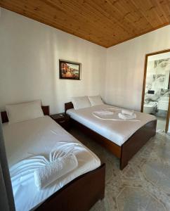 una camera con due letti di Vila Elite a Ksamil