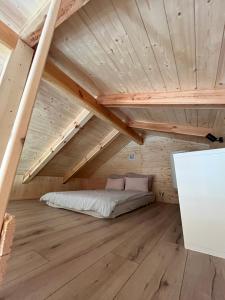 un letto nella mansarda di una casa in legno di Dom domek na Mazurach Jezioro Sasek Wielki Trelkówko Szczytno 2 a Kobyłocha