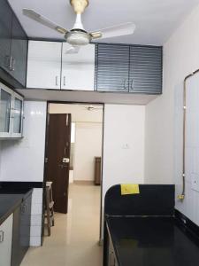 uma cozinha com uma ventoinha de tecto num quarto em G7 apartments em Mumbai