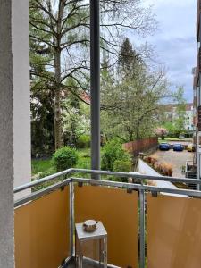 einen Balkon mit einem Tisch und Straßenblick in der Unterkunft Zentrale Altbau-Wohnung mit Charme in Hannover
