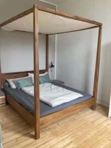 ein Schlafzimmer mit einem Bett mit einem Bettrahmen aus Holz in der Unterkunft Zentrale Altbau-Wohnung mit Charme in Hannover