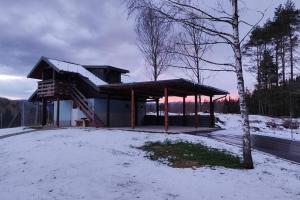 Počitniška hiška v gozdnem raju ziemā