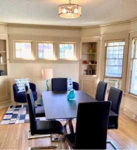 uma sala de jantar com mesa e cadeiras em The House Hotels - Thoreau 2 em Lakewood