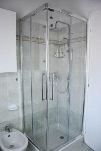 a bathroom with a shower with a toilet and a sink at CA' GIALLA 5 - sul Lago di Lugano, Dog friendly, Balcone & Parcheggio - in Cadegliano Viconago