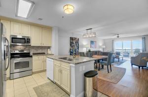 uma cozinha e sala de estar com sala de jantar em Ocean Blvd 102 Beautiful Condo with Ocean Views em Isle of Palms