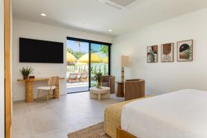 sypialnia z łóżkiem, biurkiem i telewizorem w obiekcie The Reserve at Polo Villas 18 by AvantStay w mieście La Quinta