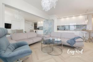 sala de estar con sofá y mesa en Double Blue Bien - Easy-Rent Apartments bezpośrednio przy plaży, en Rewal