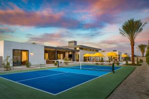 een tennisbaan voor een huis bij The Reserve at Polo Villas 15 by AvantStay in La Quinta