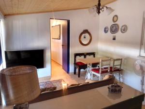 - un salon avec une table et une cheminée dans l'établissement Monte da Retirada, à São Luis