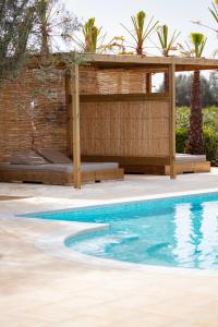 una piscina in un cortile con pergolato di Can Jaume Private Villas by Ocean Drive a Ibiza Città