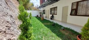 a yard with plants next to a building at The Madevelyn in Atitlán in Panajachel