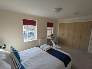 1 dormitorio con cama y escritorio. en 83 en Bournemouth