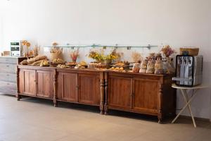 un buffet con mucha comida encima en Can Jaume Private Villas by Ocean Drive, en Ibiza