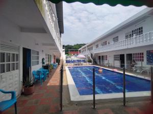 une grande piscine à côté d'un bâtiment dans l'établissement Hotel san Jorge, à Melgar