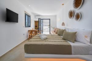 Postel nebo postele na pokoji v ubytování Electra Suites & Spa