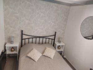 カルパントラにあるMaisonnetteのベッドルーム1室(枕2つ、鏡付)