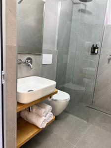 EMAAR Hotel Ksamil - BEACHFRONT , Newly Renovated في كساميل: حمام مع مرحاض ومغسلة ودش