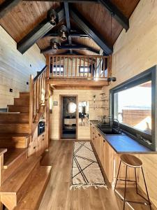 艾蓋爾紹洛克的住宿－BeLaWood，一间带木墙和大窗户的厨房