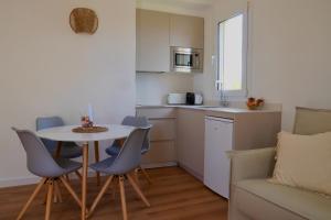 Kuchyňa alebo kuchynka v ubytovaní Lavendel Apartments + 12 fotografií