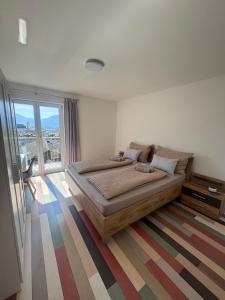 1 dormitorio con cama y ventana grande en Ferienwohnung Lara, en Tiefgraben