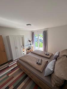 a bedroom with two beds and a window at Ferienwohnung Lara in Tiefgraben