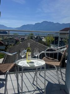 una mesa blanca con copas de vino en el balcón en Ferienwohnung Lara, en Tiefgraben
