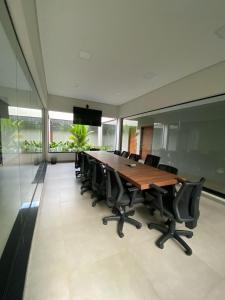 a large conference room with a long table and chairs at Hotel Sun City in Itápolis