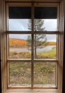 una ventana con vistas al lago desde una casa en Villa Aiku, en Leppäjärvi