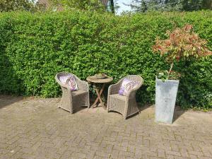 uma mesa e duas cadeiras e uma mesa com uma mesa e uma mesa em Het Roosje em Roterdão