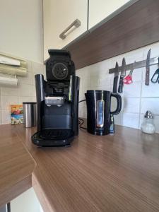 Příslušenství pro přípravu čaje a kávy v ubytování Ferienwohnung Lara