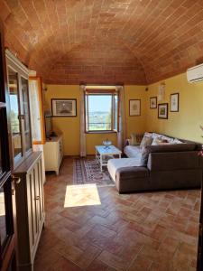 ein Wohnzimmer mit einem Sofa und einem Tisch in der Unterkunft Peccioli - The Tuscany Nest in Peccioli