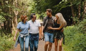 Un gruppo di tre persone che camminano lungo un sentiero di Domaine Des Hautes Fagnes a Ovifat