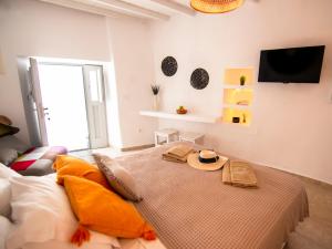 A bed or beds in a room at windmills suite by opus