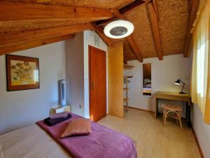 1 dormitorio con cama morada y escritorio en Holiday home Maslinova en Vela Luka