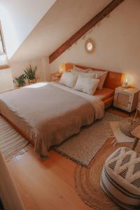 - une chambre mansardée avec un grand lit dans l'établissement Cozy apartment in the heart of the historic city, à Bratislava