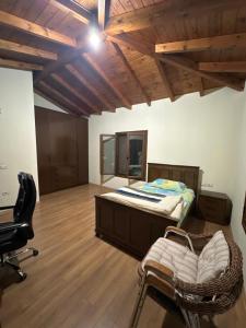 Habitación con cama y silla. en Alibeja villa en Pashalli