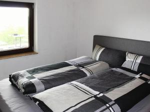 2 Betten neben einem Fenster in einem Schlafzimmer in der Unterkunft Cottage, Kaltennordheim in Kaltennordheim